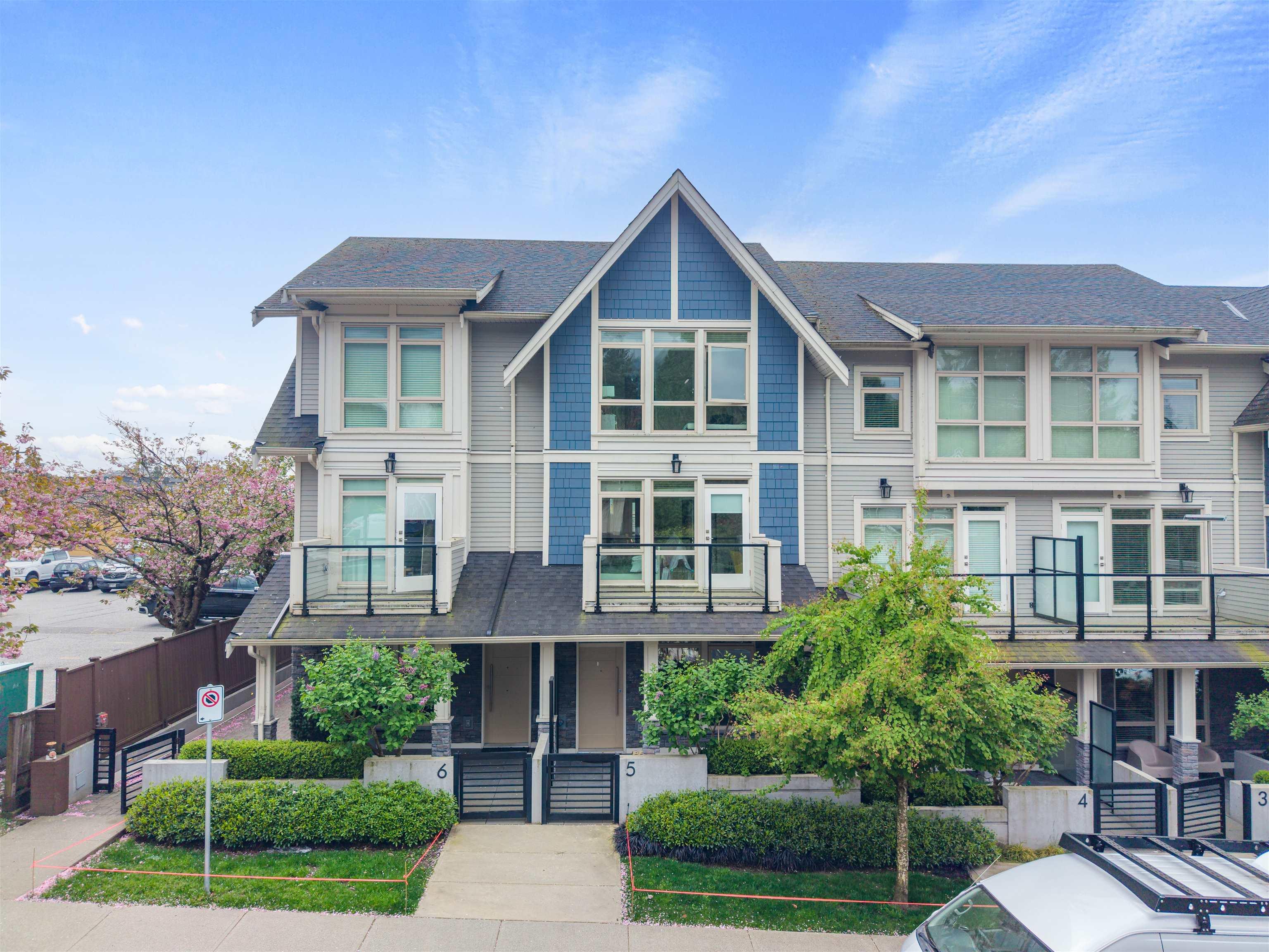 mls:R3117485 Property Address: 5 115 W QUEENS ROAD, North Vancouver BC V7N 2K4