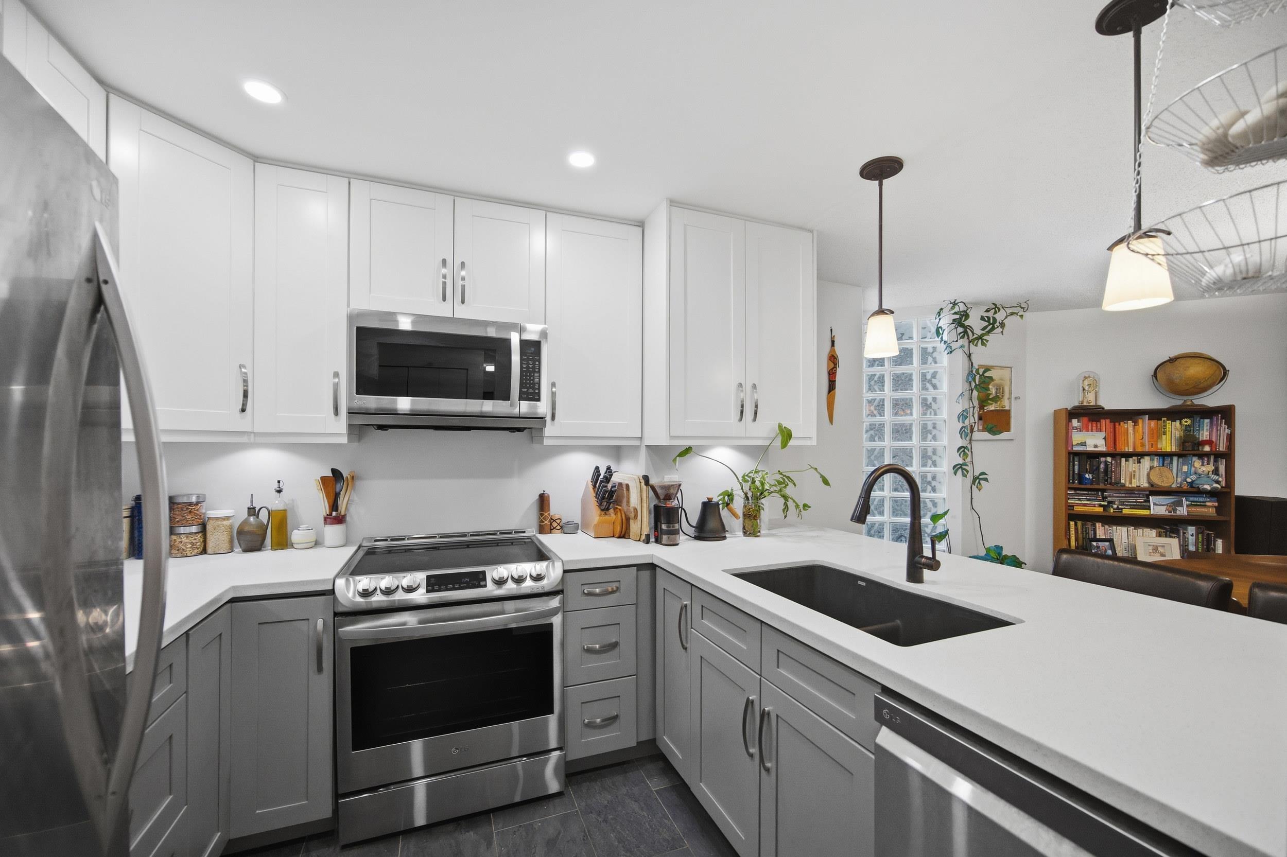 mls:R3120990 Property Address: 202 3187 MOUNTAIN HIGHWAY, North Vancouver BC V7K 2H4