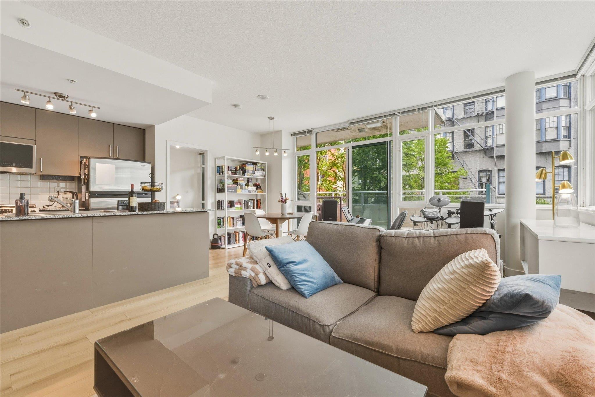 mls:R3127578 Property Address: 303 100 E ESPLANADE, North Vancouver BC V7L 4V1