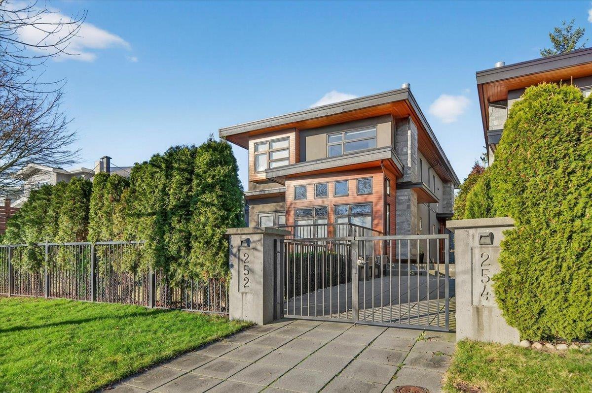 mls:R3128035 Property Address: 2 252 E 19TH STREET, North Vancouver BC V7L 2Z2