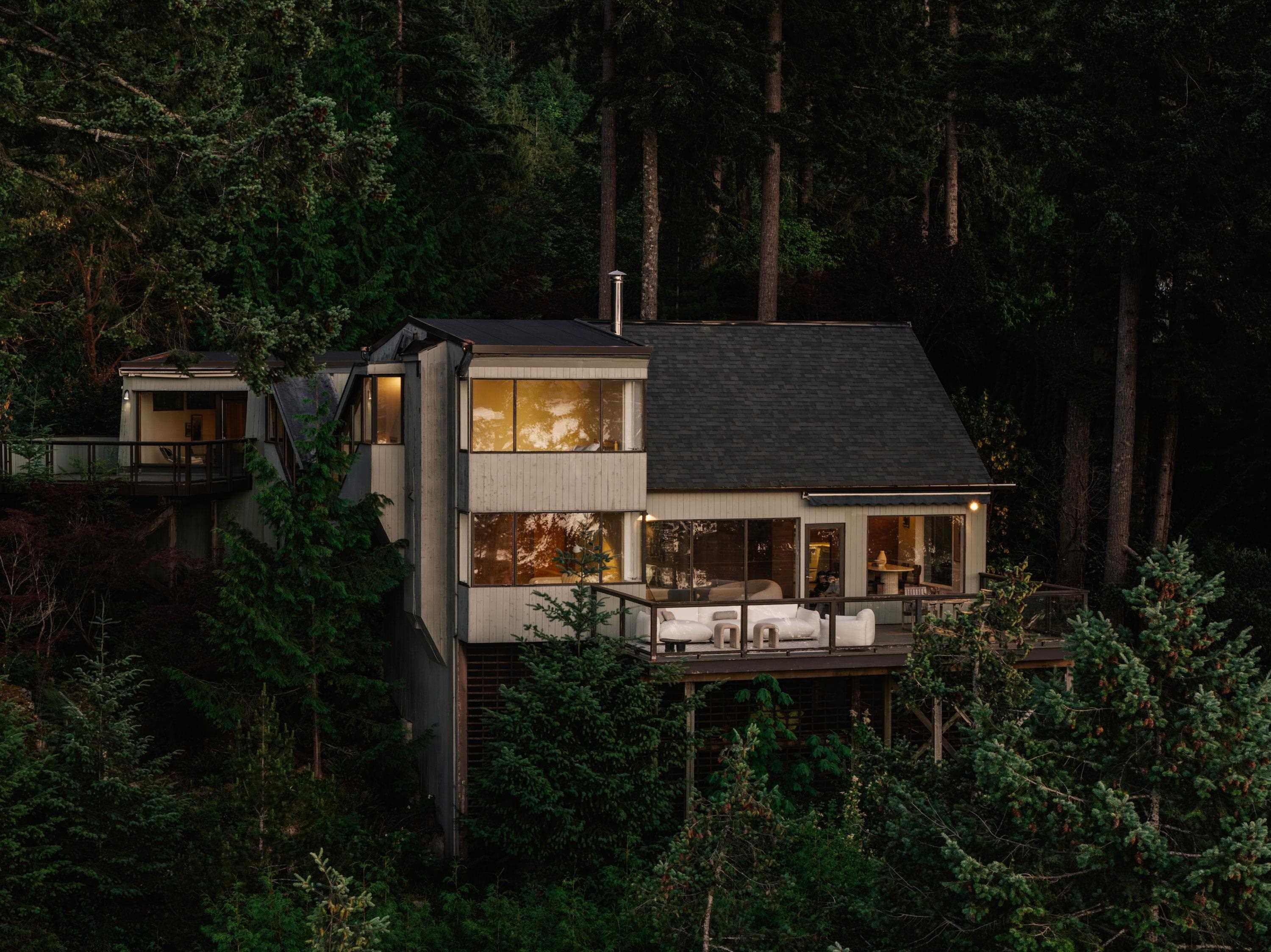 mls:R3140050 Property Address: 8595 ANSELL PLACE, West Vancouver BC V7W 2W3