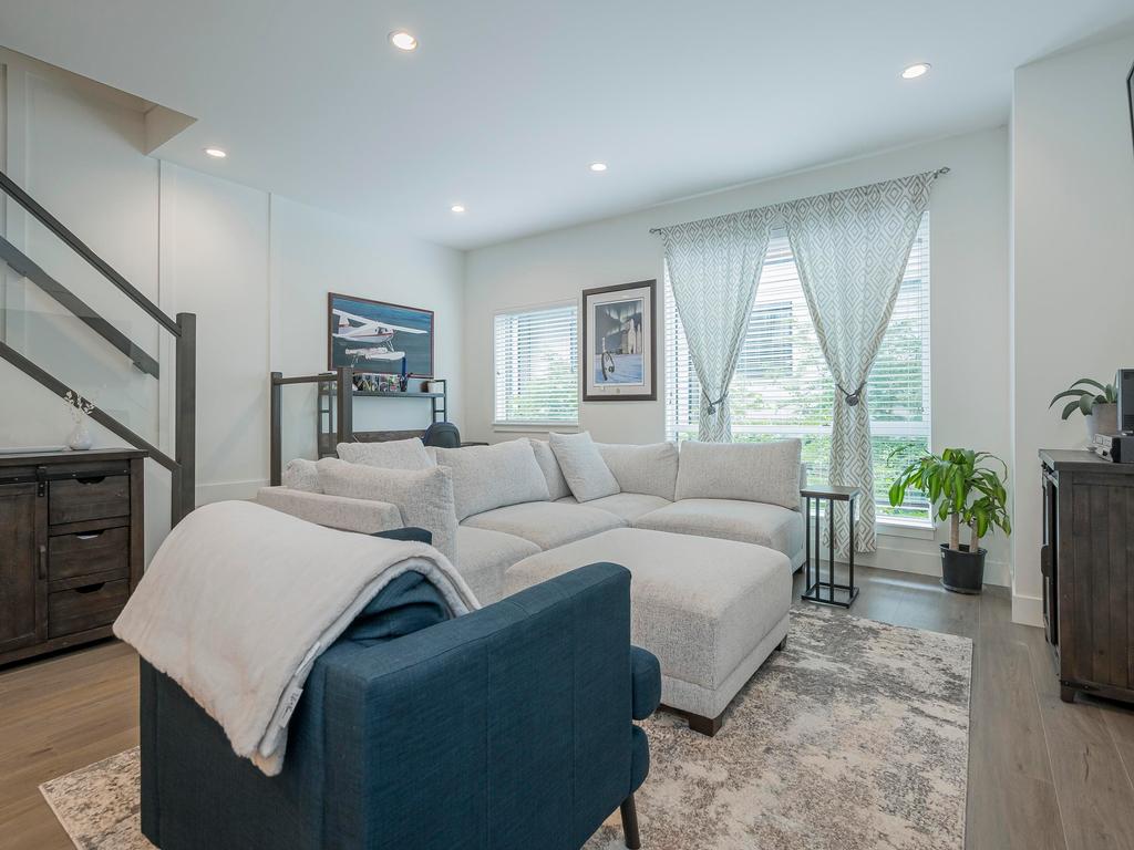 Listing Image for R3070580