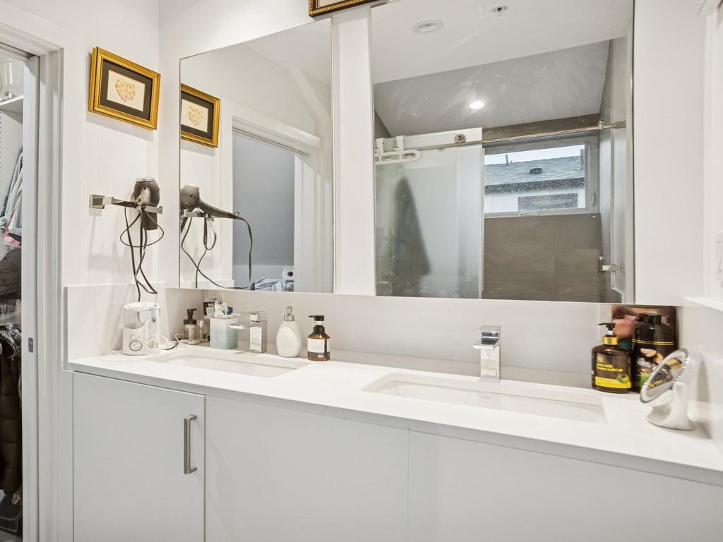 Listing Image for R3080051