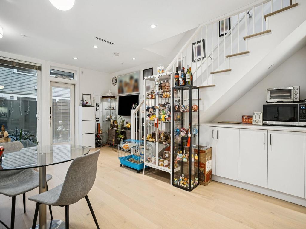 Listing Image for R3080051
