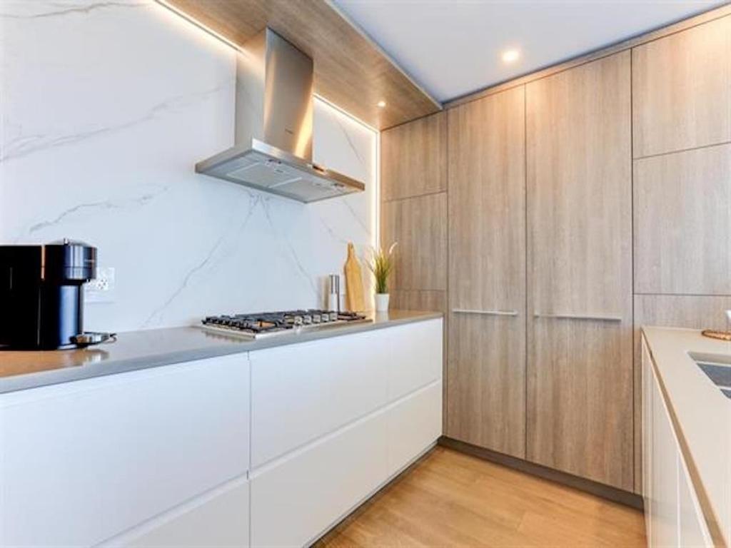 Listing Image for R3080355