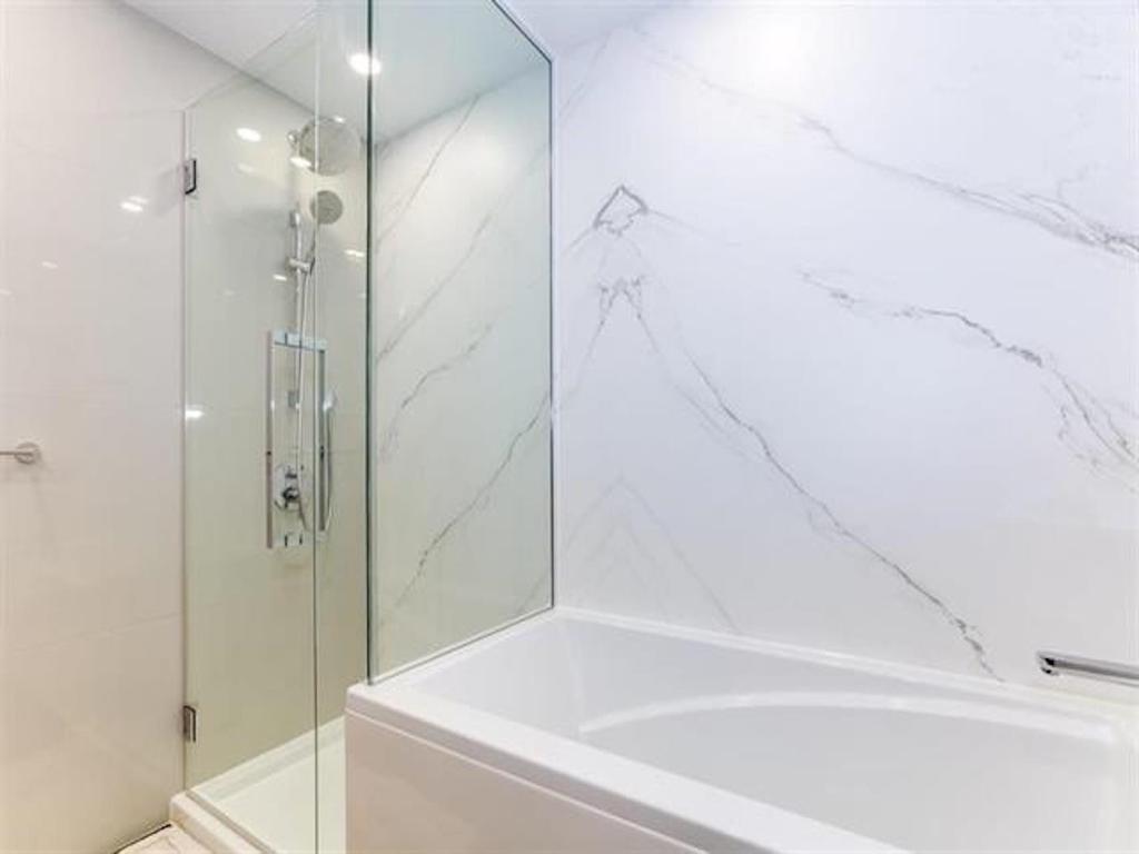 Listing Image for R3080355