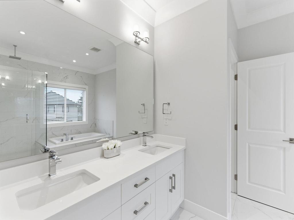 Listing Image for R3080493