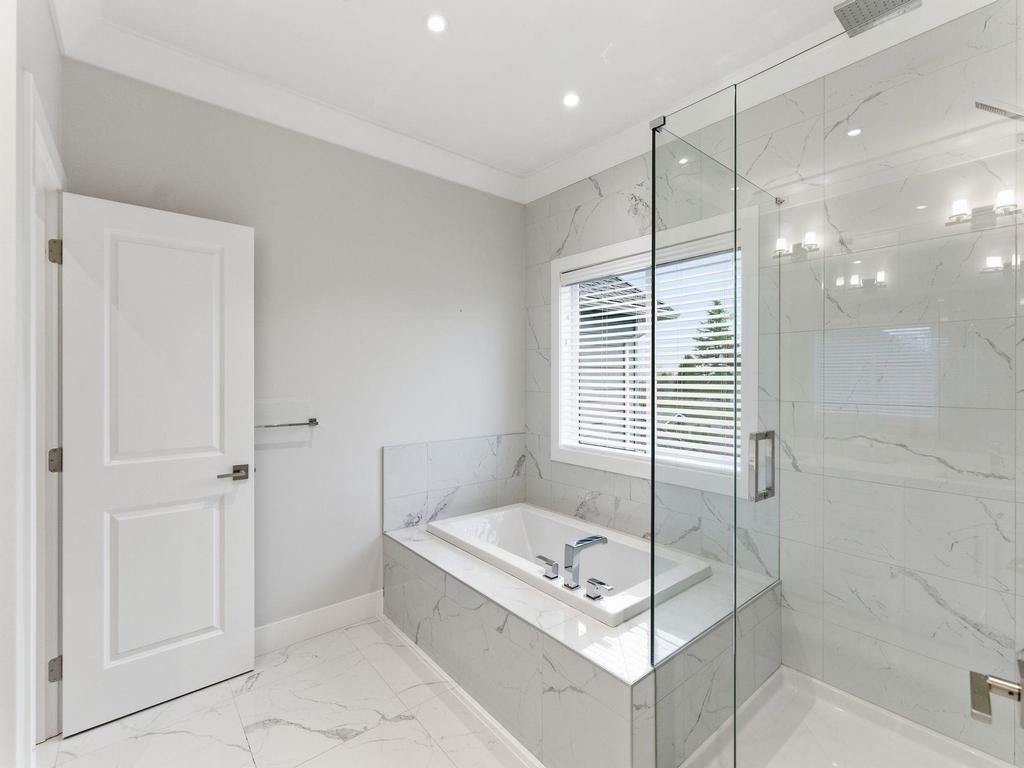 Listing Image for R3080493