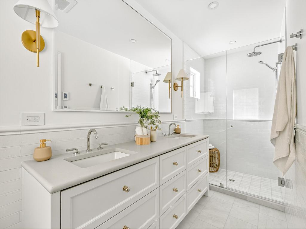 Listing Image for R3080559