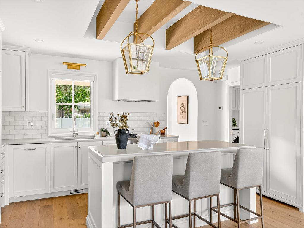 Listing Image for R3080559