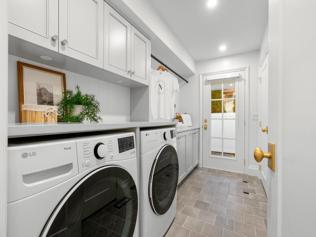 Listing Image for R3080559