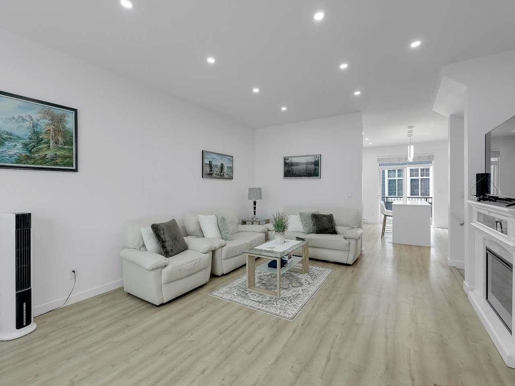 Listing Image for R3090242