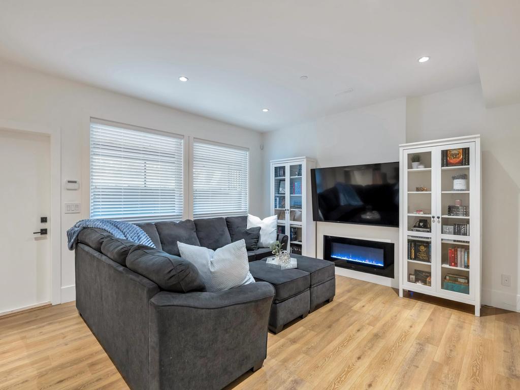 Listing Image for R3090298