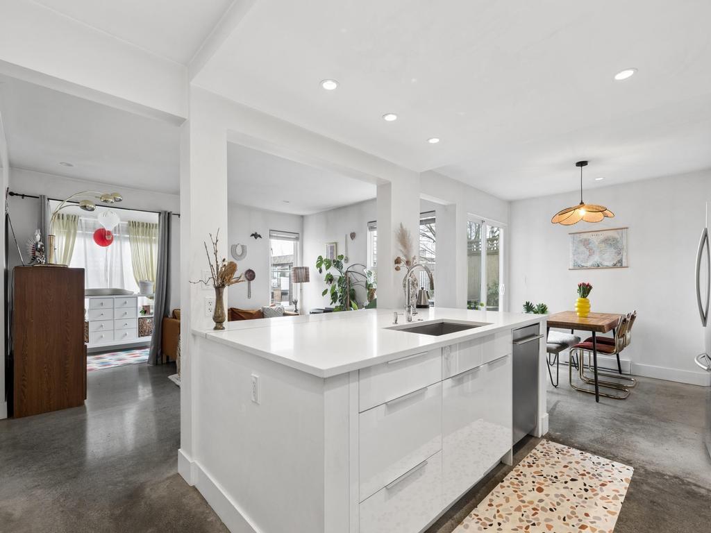 Listing Image for R3090516