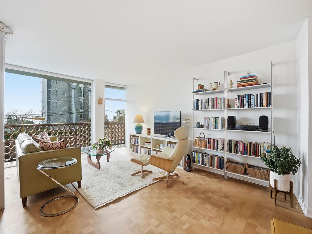 Listing Image for R3090542