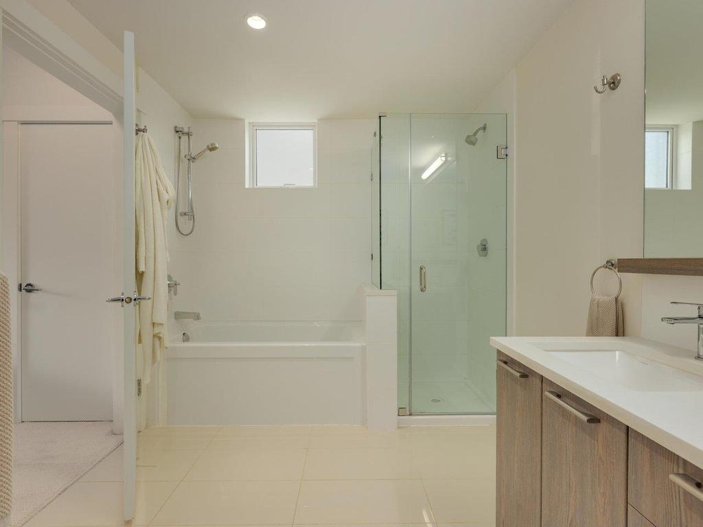 Listing Image for R3090582