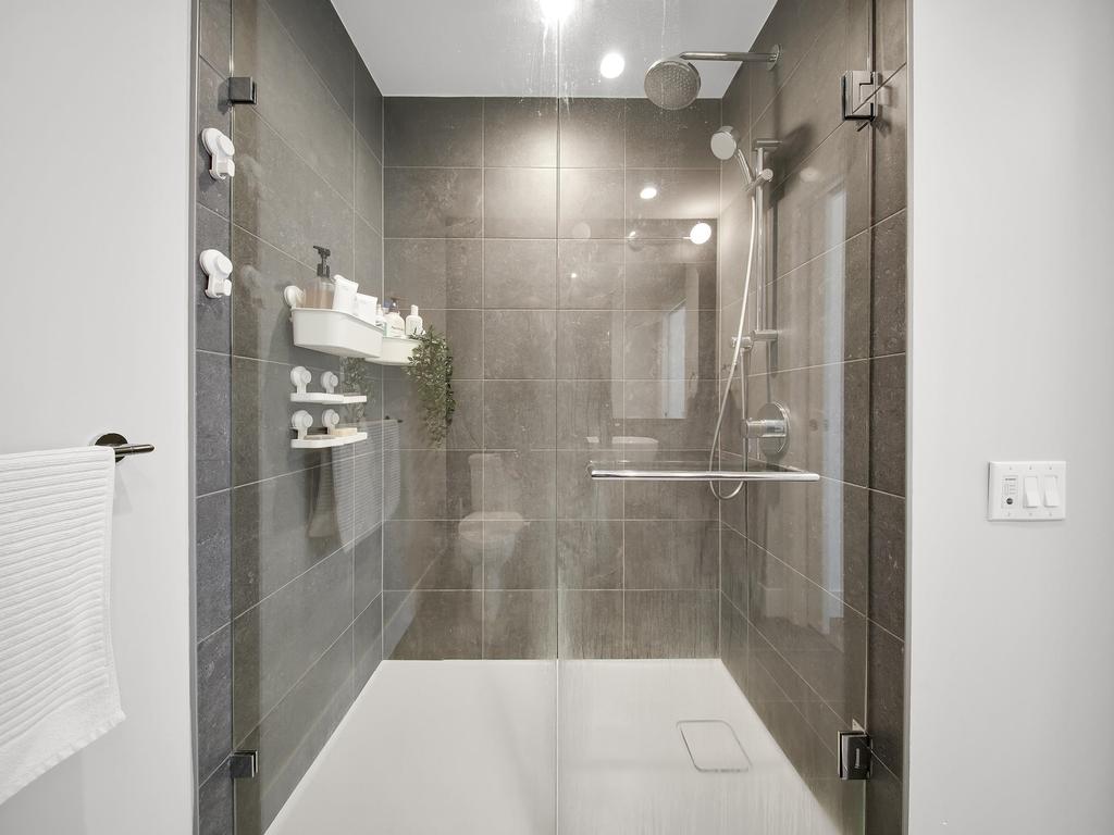 Listing Image for R3090696