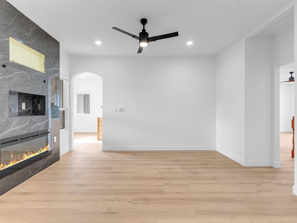 Listing Image for R3102036