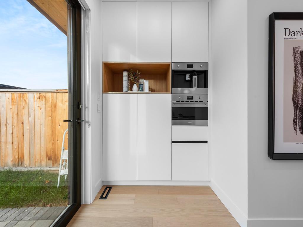 Listing Image for R3110053