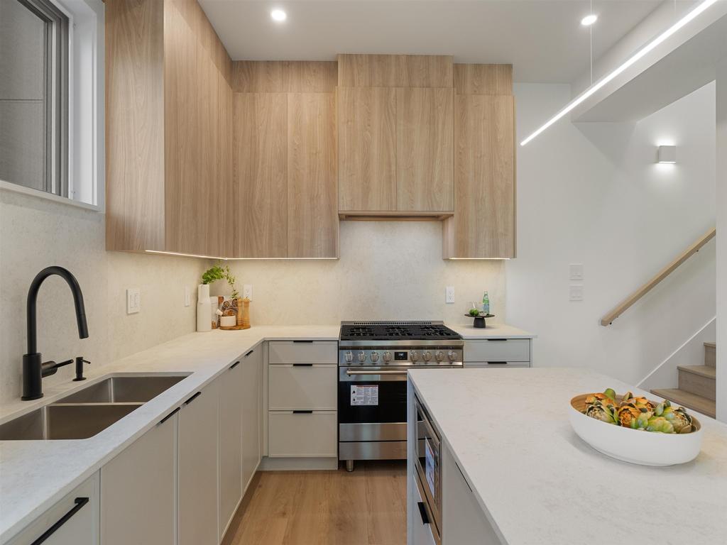 Listing Image for R3110320