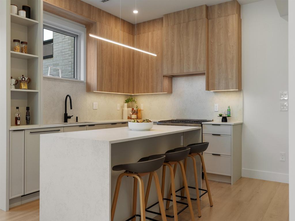 Listing Image for R3110320