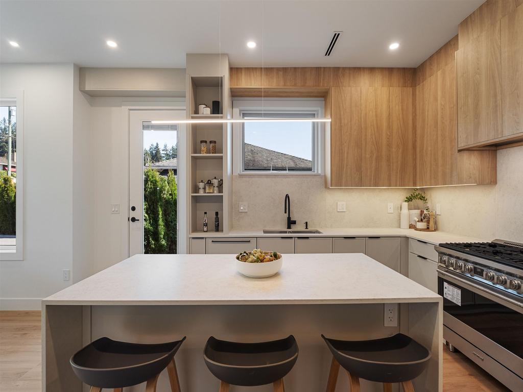 Listing Image for R3110320