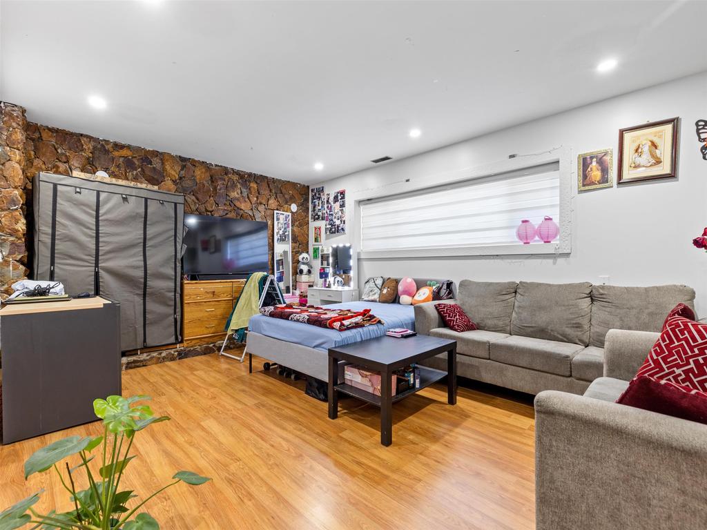 Listing Image for R3110350