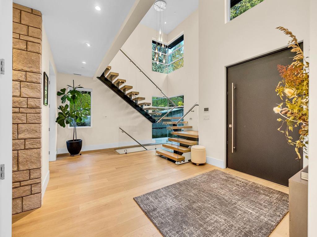 Listing Image for R3110702