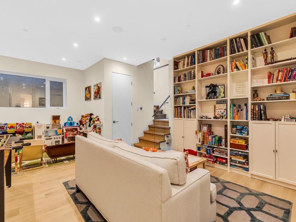 Listing Image for R3110702