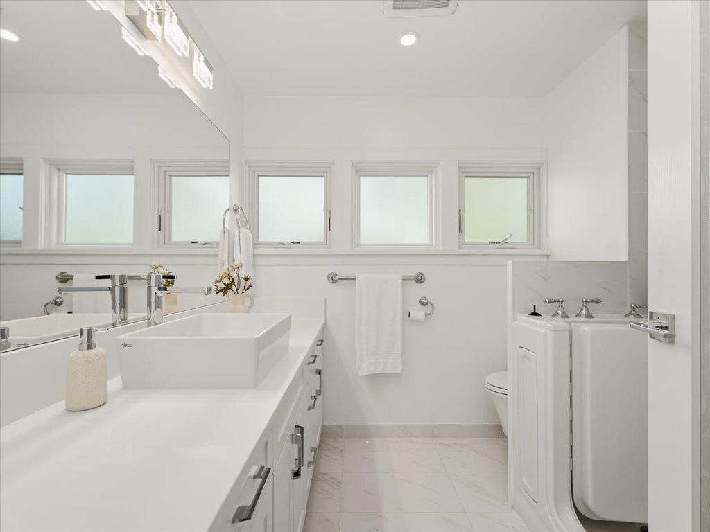 Listing Image for R3110915