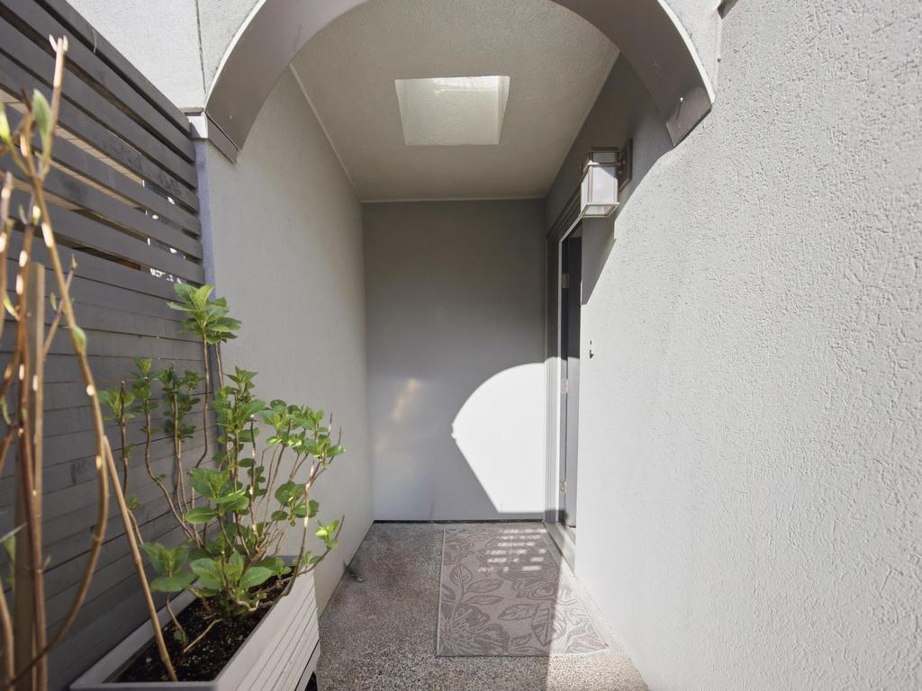 Listing Image for R3110922