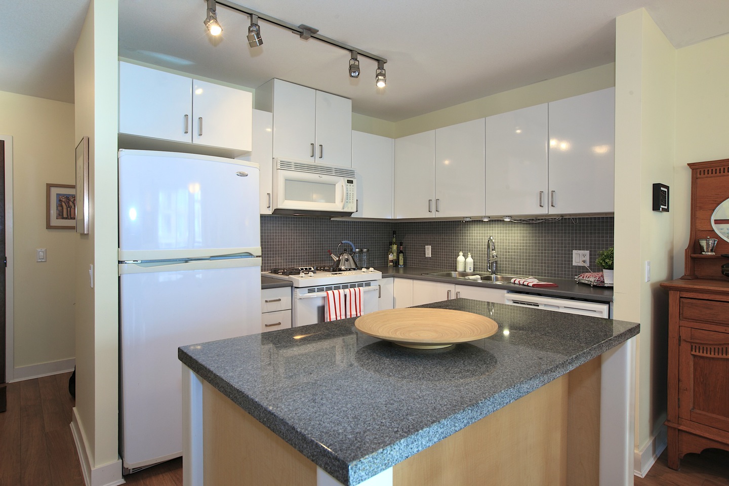 304 West 1st Street, Lower Lonsadale â€” photo 3