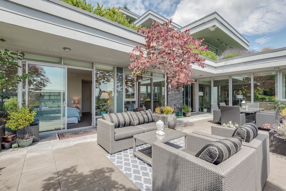 301- 918 Keith Road, Ambleside