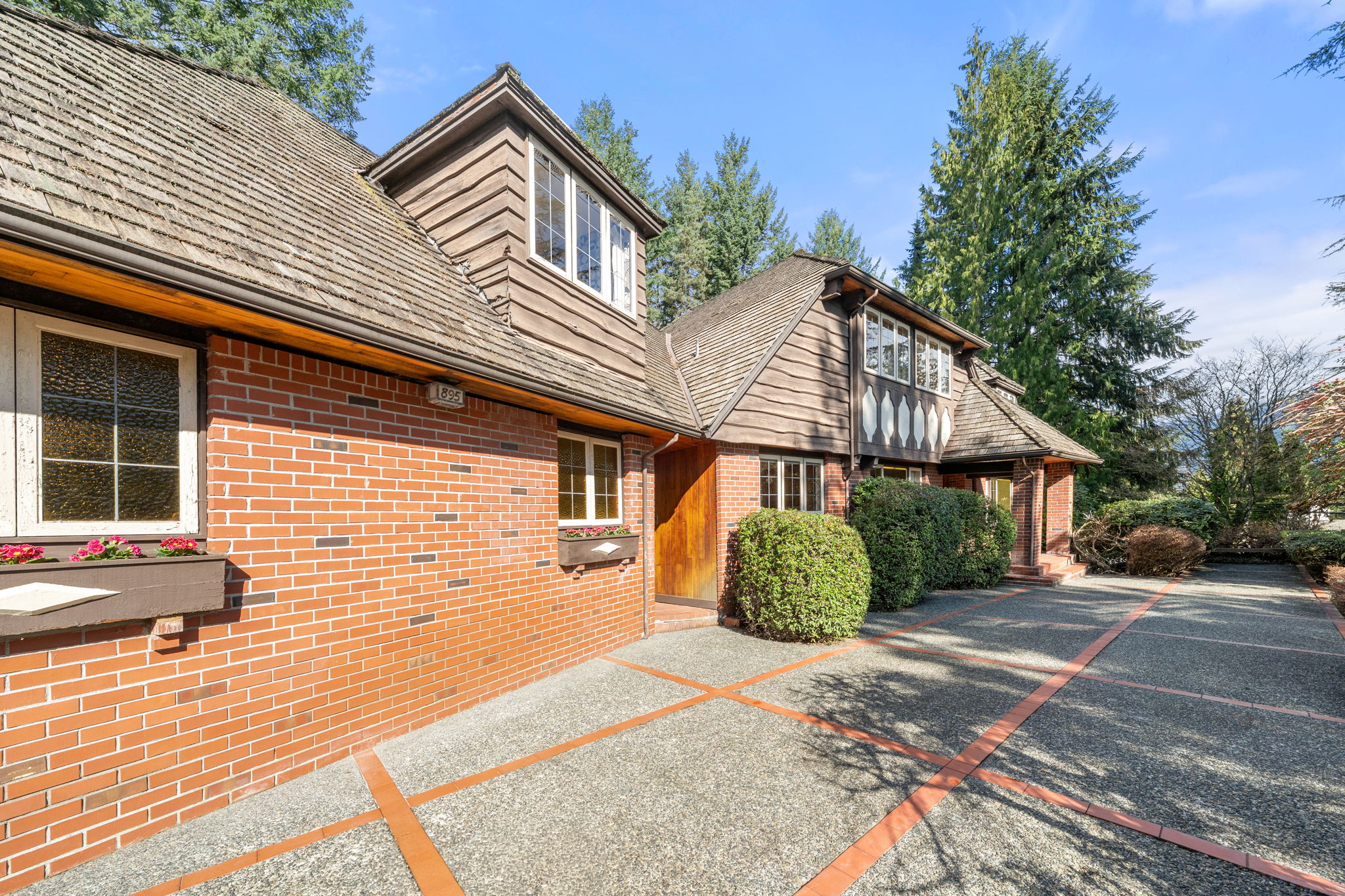 895 Elveden Row, British Properties â€” photo 5