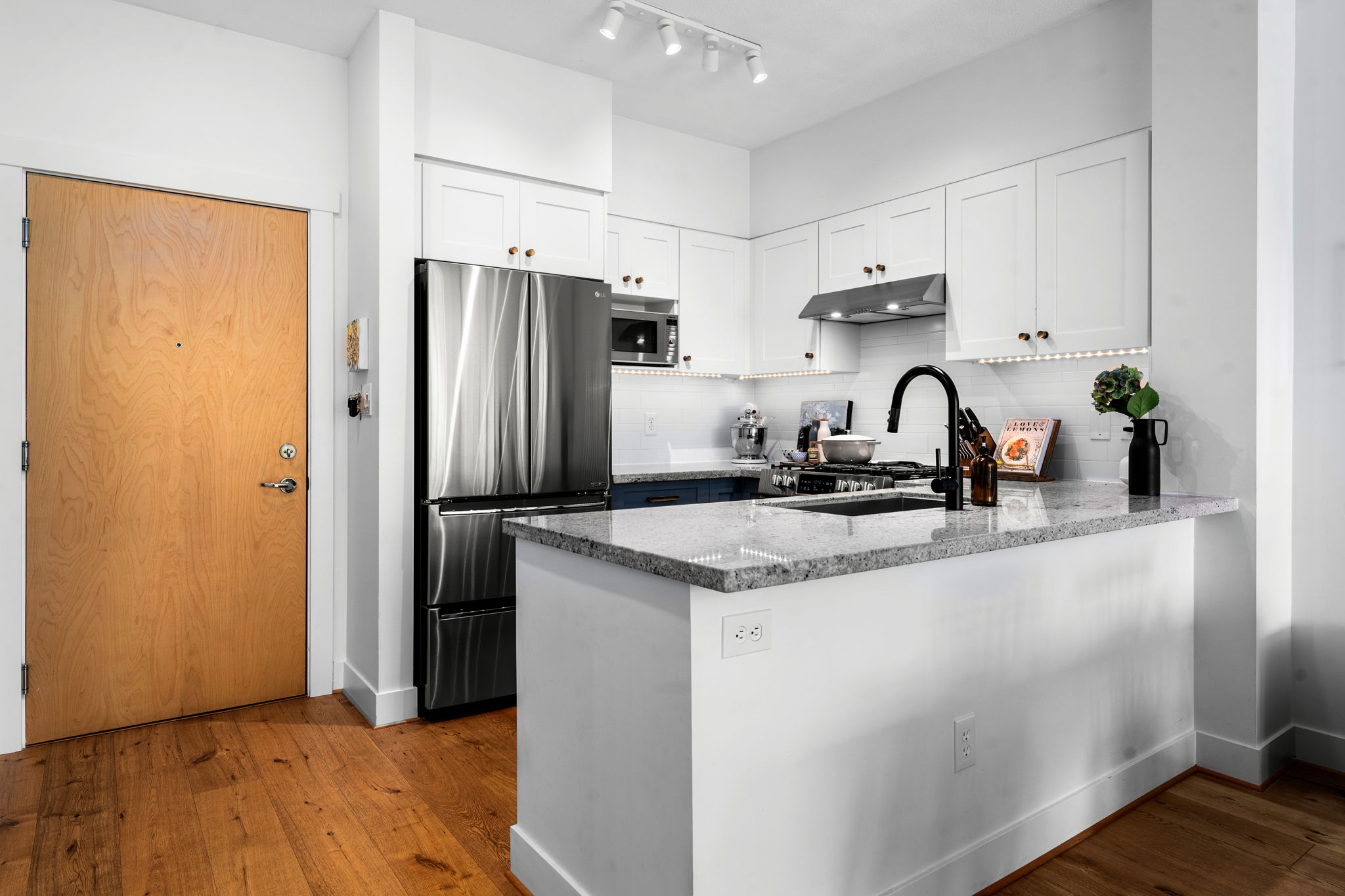 401 2601 Whiteley Court, Lynn Valley â€” photo 3