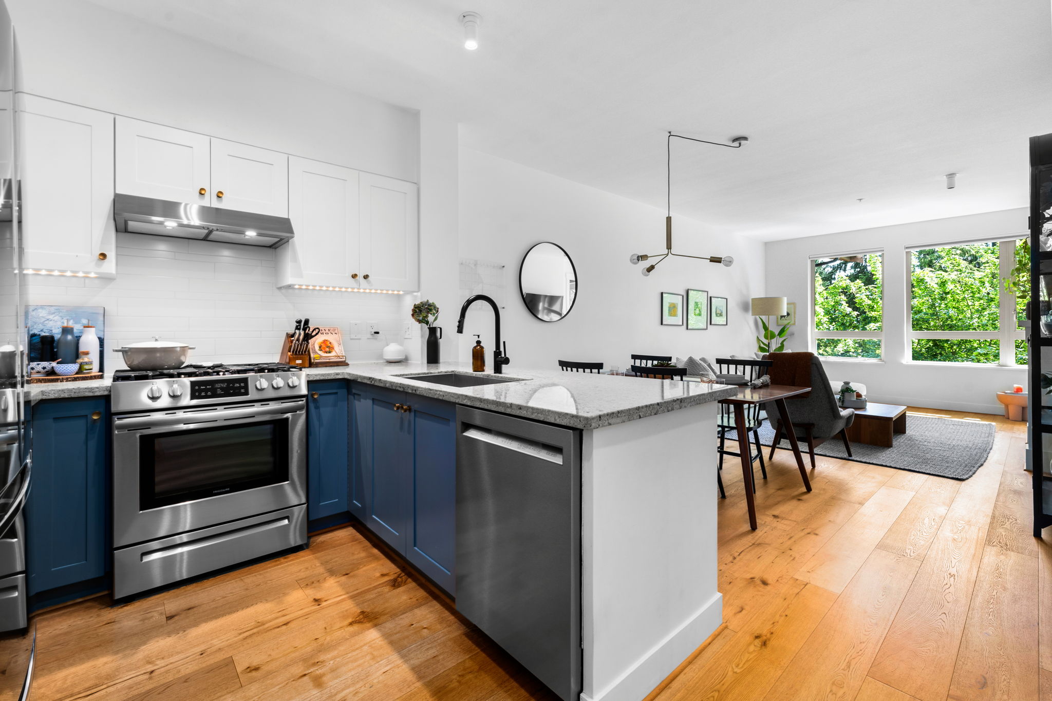 401 2601 Whiteley Court, Lynn Valley â€” photo 4